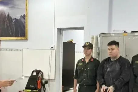 Bắt giam đối tượng rút súng bắn chủ nợ trên phố