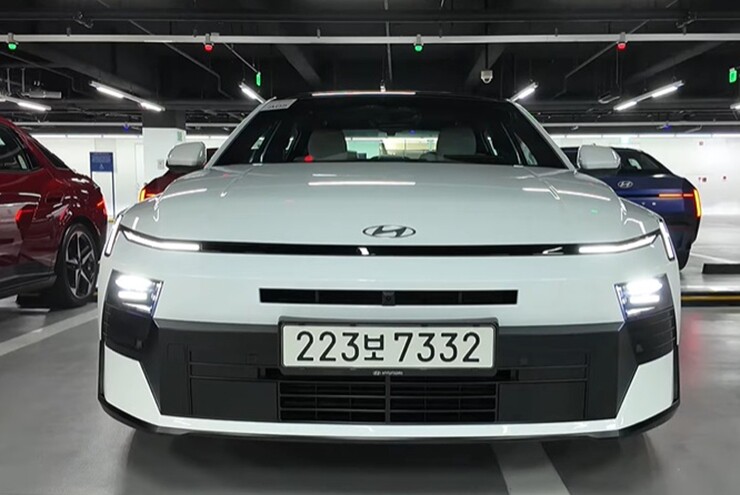 Elantra mới có hai lựa chọn hệ truyền động thuần xăng và động cơ lai hybrid.