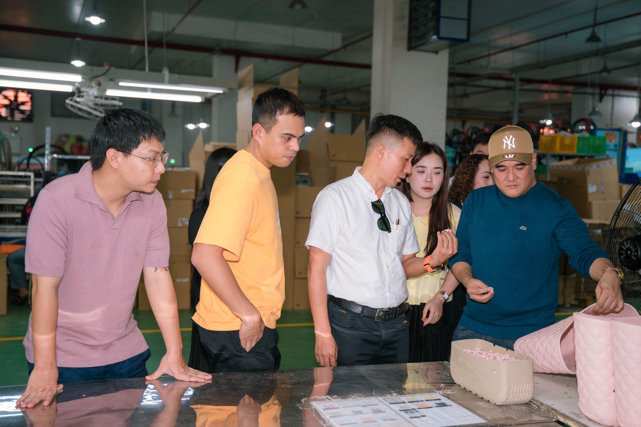 Doanh nhân Nguyễn Đại Hải trực tiếp chia sẻ với khách hàng nước ngoài về quy trình kiểm soát chất lượng thành phẩm ngay tại xưởng sản xuất.