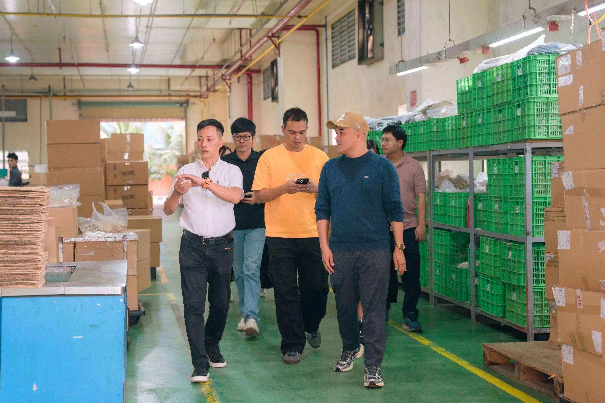 Doanh nhân Nguyễn Đại Hải (áo trắng) trực tiếp dẫn khách hàng Philippin tham quan.