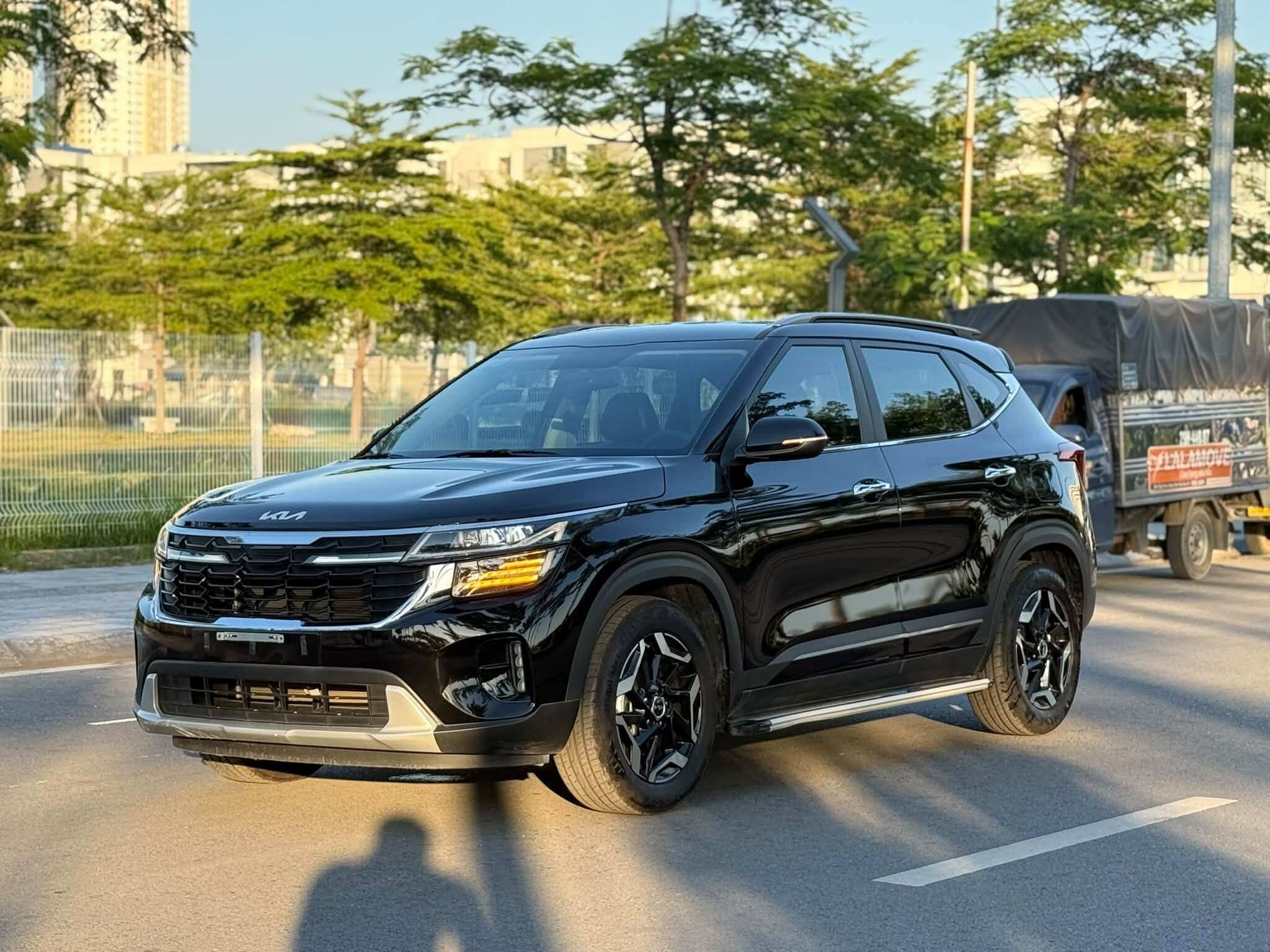 Ngoại thất nổi bật với lưới tản nhiệt mới, hệ thống đèn LED trước sau sắc nét,