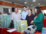 Người dân nhận bao tải tiền bồi thường giải phóng mặt bằng: Có rủi ro?