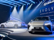 Lexus giới thiệu bộ đôi ES Hybrid và thuần điện thế hệ mới