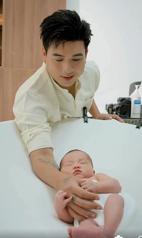 Mẹ vợ và 2 con trai Hồ Quang Hiếu gây chú ý - 4