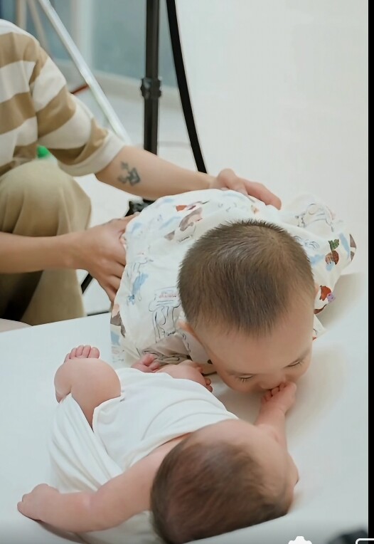 Mẹ vợ và 2 con trai Hồ Quang Hiếu gây chú ý - 5