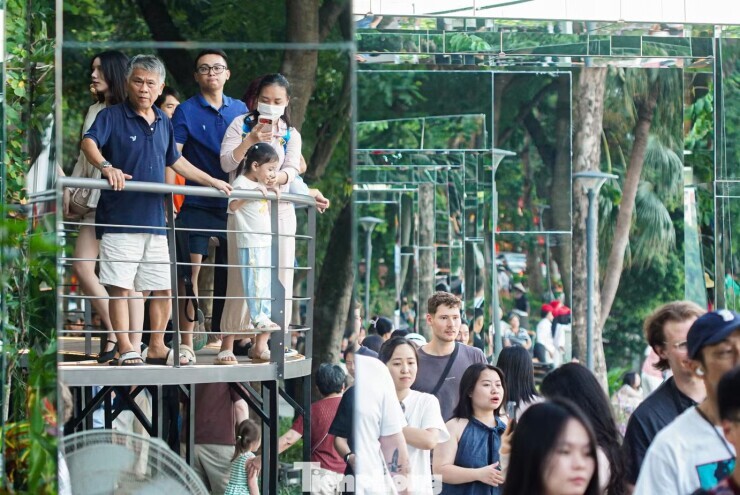 Nườm nượp khách đến Hồ Hoàn Kiếm trải nghiệm cầu dải lụa, khung gương ngày đầu mở cửa