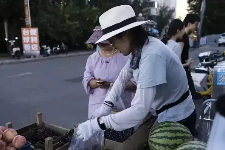 Nữ giám đốc mất việc, bán hàng rong để trả nợ mua nhà