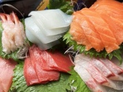 Người đàn ông bị viêm màng não sau khi ăn sashimi do một lỗi nhiều người mắc