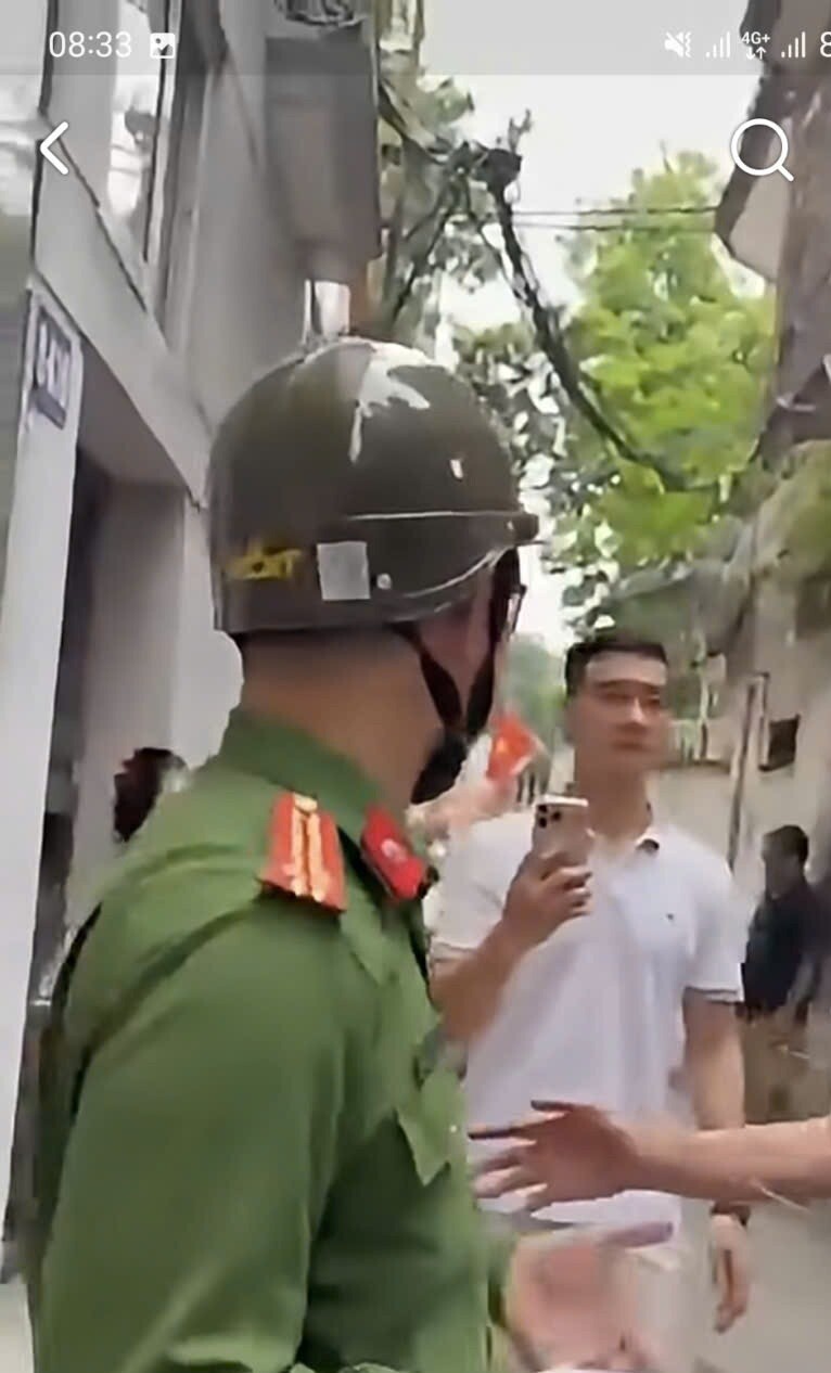 Clip tranh cãi tiền phá dỡ nhà ở Hà Nội: Công an đưa ra thông tin bất ngờ - 2