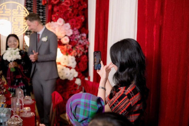 Nhà trai theo dõi đám cưới qua cuộc gọi video 