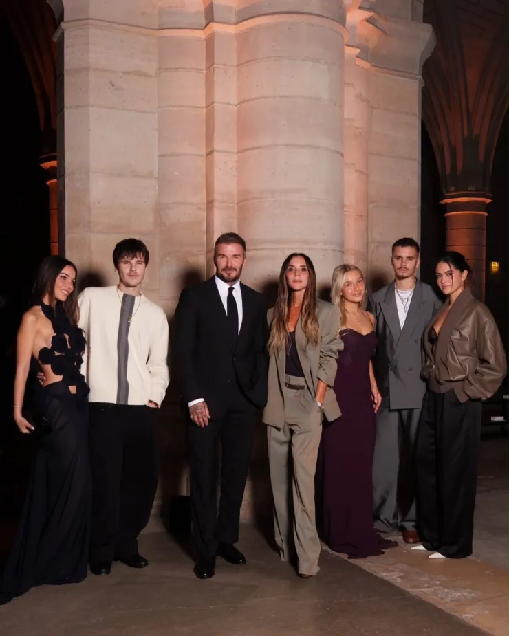 Nhà Beckham và các bạn gái của Cruz, Romeo, tại Paris tối 2/10. Ảnh: Instagram Victoria Beckham
