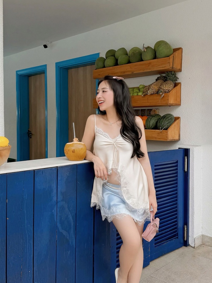 Ái nữ đại gia Minh 'Nhựa' sắp sinh con thứ 5 vẫn chăm lên đồ sành điệu - 1