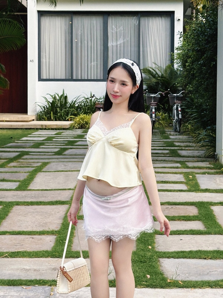Ái nữ đại gia Minh 'Nhựa' sắp sinh con thứ 5 vẫn chăm lên đồ sành điệu - 2