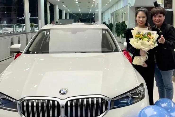 Lý Khiết nhận chiếc BMW màu trắng, được đăng ký dưới tên cô ngay trong ngày 24/9. Ảnh: SCMP