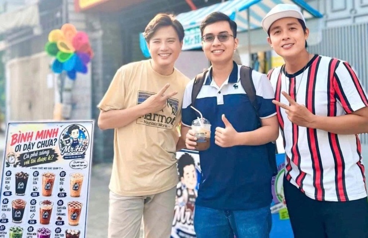 Diễn viên Hòa Hiệp đứng bán cà phê, xem như dịp gặp gỡ, giao lưu với khán giả. 