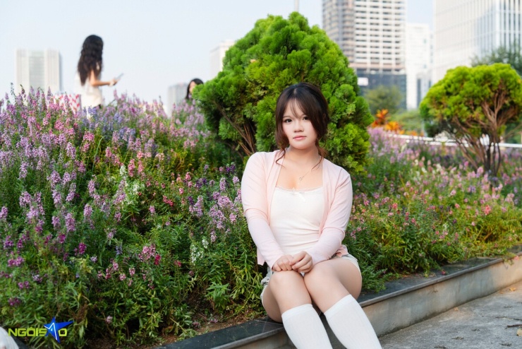Nàng thơ 'đội nắng' săn ảnh bên thảm hoa violet Nhật nở rộ - 6