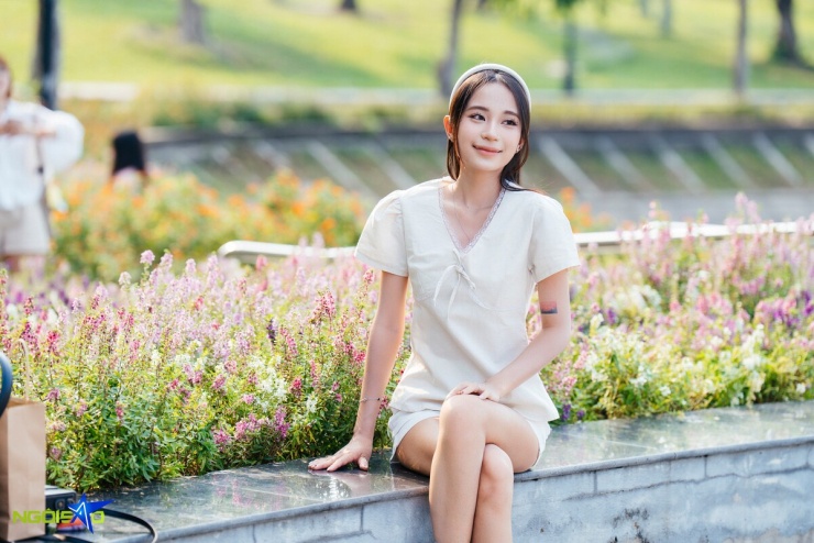 Nàng thơ 'đội nắng' săn ảnh bên thảm hoa violet Nhật nở rộ - 7