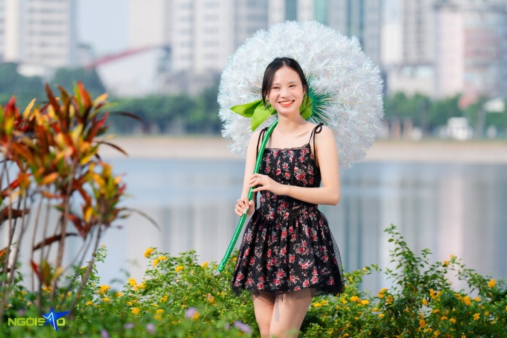 Nàng thơ 'đội nắng' săn ảnh bên thảm hoa violet Nhật nở rộ - 9