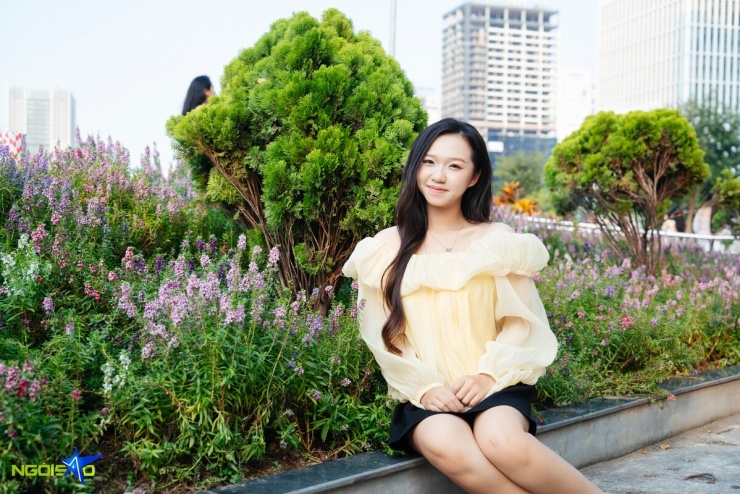 Nàng thơ 'đội nắng' săn ảnh bên thảm hoa violet Nhật nở rộ - 11
