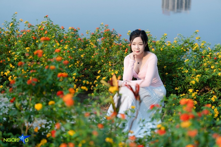 Nàng thơ 'đội nắng' săn ảnh bên thảm hoa violet Nhật nở rộ - 14
