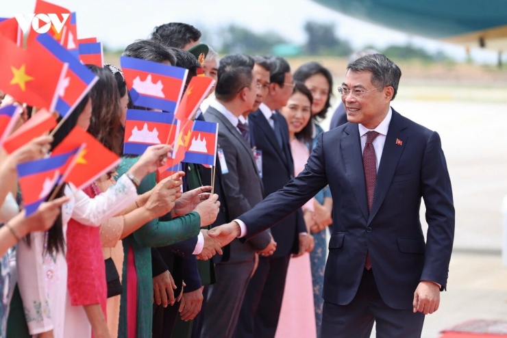 Thủ tướng đến Thủ đô Phnom Penh, bắt đầu chuyến thăm chính thức Vương quốc Campuchia - 3