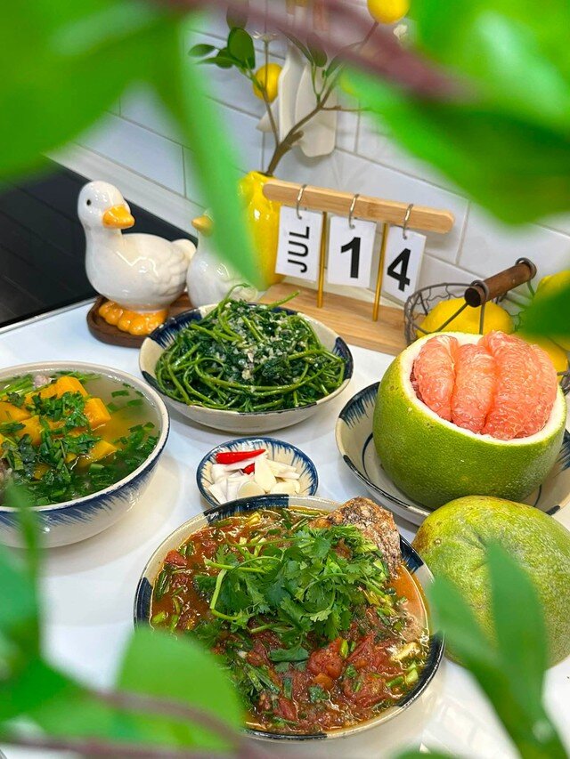 Cá sốt cà chua, canh bí đỏ, rau muống xào tỏi.
