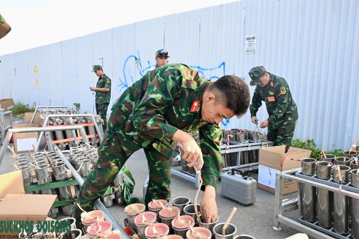 Các công đoạn như cố định dây kíp, kiểm tra hệ thống đấu nối và lắp đặt dàn phóng được thực hiện theo hướng dẫn kỹ thuật.