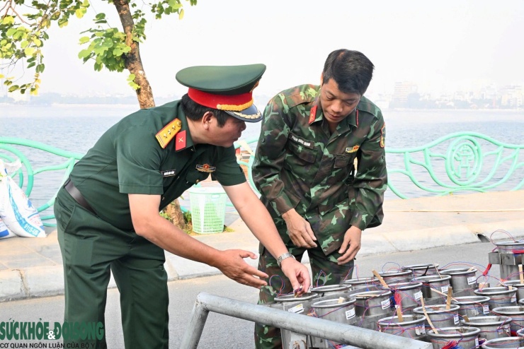 Thượng tá Nguyễn Đình Thắng hướng dẫn và kiểm tra lắp đặt pháo hoa.