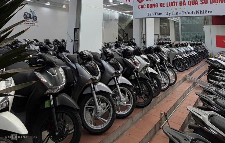 Nhiều xe trưng bày phía ngoài cũng cháy nham nhở. Cửa hàng chuyên kinh doanh xe Honda SH cũ, thời điểm cao điểm có khoảng 300 chiếc. Khi lửa bùng phát, nhân viên đã kịp đưa hàng chục xe ra ngoài.