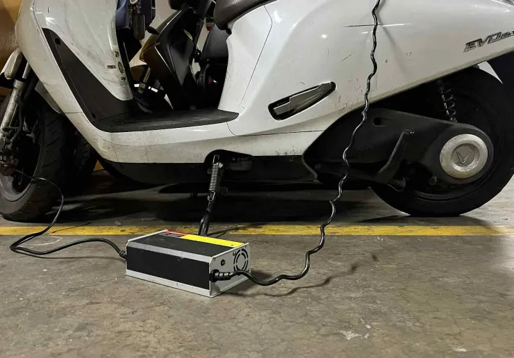 Bộ sạc của một mẫu xe máy điện phổ thông. Ảnh: Phạm Hải