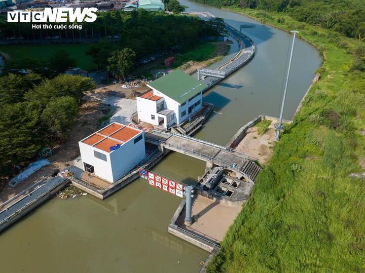 Dự án chống ngập do triều cường có xét đến yếu tố biến đổi khí hậu vốn đầu tư 10.000 tỷ đồng thi công ì ạch suốt 10 năm.