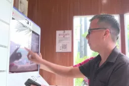 Người dân TPHCM nộp hồ sơ lúc nửa đêm tại ‘trạm không ngủ’