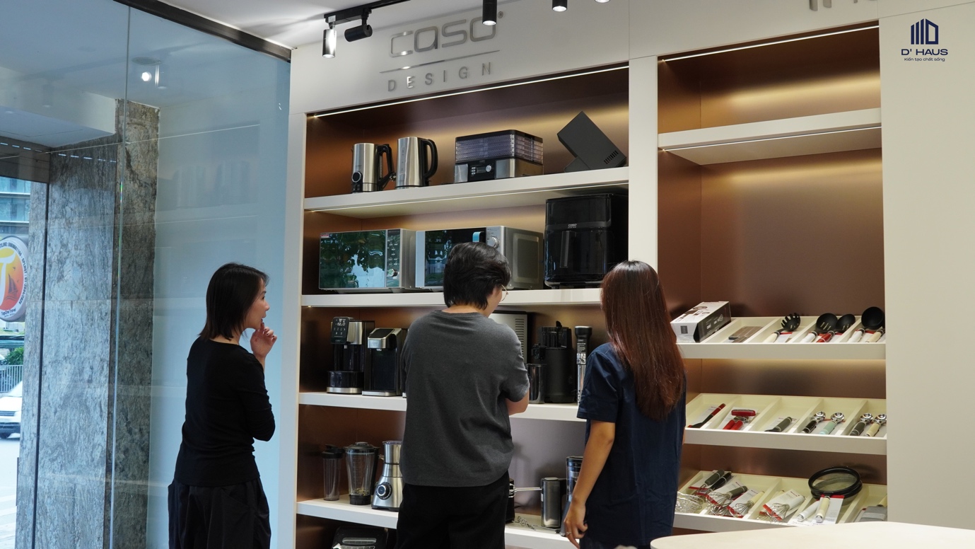 Khách hàng tham quan và trải nghiệm sản phẩm CASO Design tại điểm bán của D'Haus.