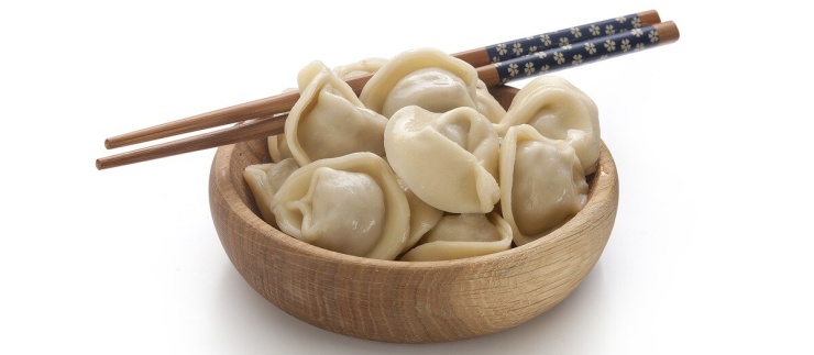 Sủi cảo luộc Điểm đánh giá: 4,4/5 Sủi cảo luộc gồm lớp vỏ bột mì không men, nhân thịt băm và rau củ thái nhỏ. Món ăn có nguồn gốc từ thời Đông Hán, gắn liền với danh y Trương Trọng Cảnh. Ông dùng thịt cừu, thảo dược có tác dụng làm ấm và bột mì để chế biến. Nhờ đó, món ăn có thể chữa được bỏng lạnh tai mùa đông. Qua nhiều thế kỷ, sủi cảo luộc trở thành món ăn phổ biến, đặc biệt trong dịp Tết Nguyên đán. Hình dáng món ăn giống những thỏi bạc cổ, tượng trưng cho sự giàu có, thịnh vượng. Ảnh: Taste Atlas