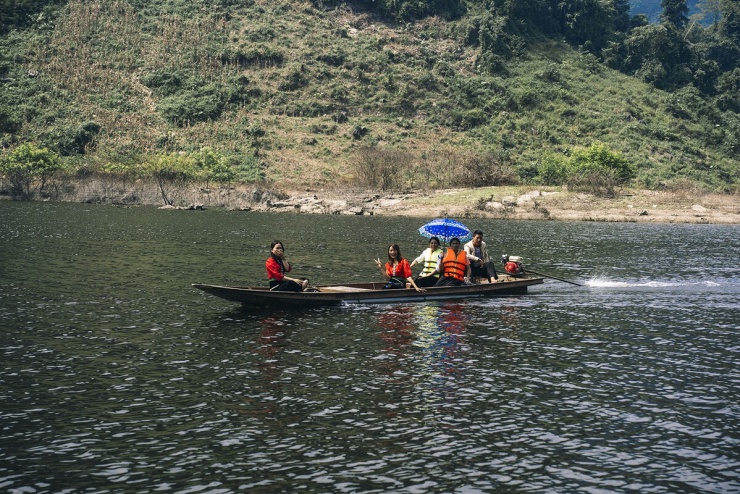 Từ đầu bản, du khách có thể thuê thuyền để di chuyển vào khu vực ngập nước bên trong, với giá khoảng 40.000 đồng/lượt. Lưu ý yêu cầu chủ thuyền trang bị áo phao trong suốt hành trình.