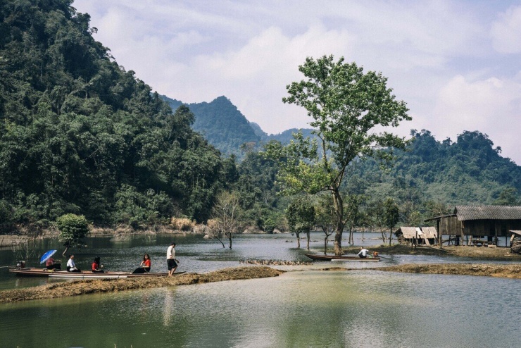 Từ đầu bản, du khách có thể thuê thuyền để di chuyển vào khu vực ngập nước bên trong, với giá khoảng 40.000 đồng/lượt. Lưu ý yêu cầu chủ thuyền trang bị áo phao trong suốt hành trình.