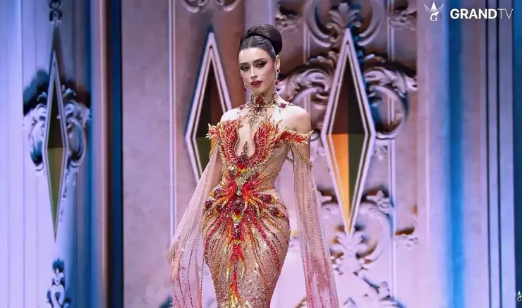Emoura Phạm trình diễn bikini tại bán kết