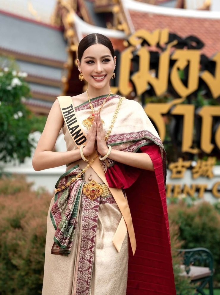 Người đẹp Thái Lan trình diễn đầm dạ hội