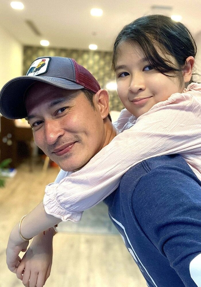 Huy Khánh trăn trở vun đắp tình cảm với các con ở tuổi dậy thì. 