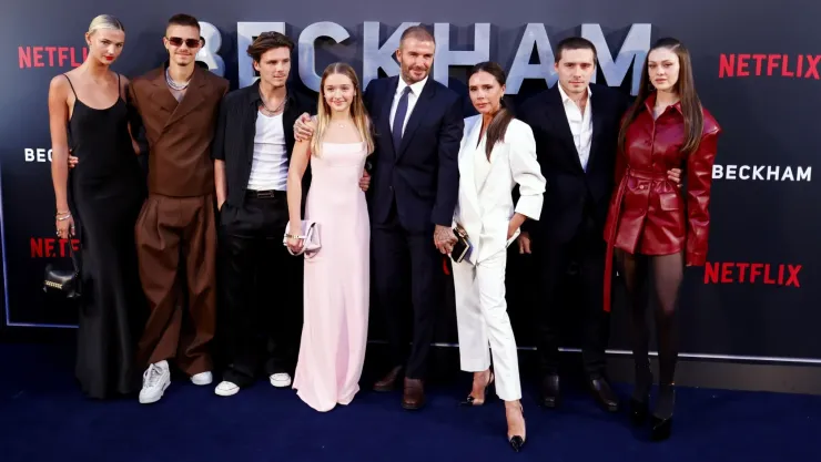 Gia đình Becks đến dự buổi ra mắt phim tài liệu Beckham hồi tháng 10/2023. Thời điểm này vợ chồng con trai cả Brooklyn - Nicola vẫn còn gắn bó với gia đình, còn cậu hai Romeo đang hẹn hò người mẫu Anh Mia Regan (ngoài cùng, phía trái). Ảnh: EPA - EFE