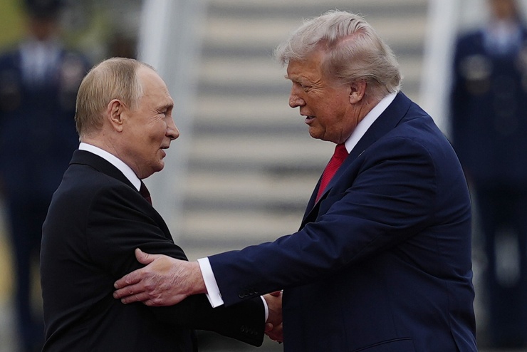 Tổng thống Putin (trái) và Tổng thống Trump tại Alaska ngày 15/8/2025. Ảnh: AP