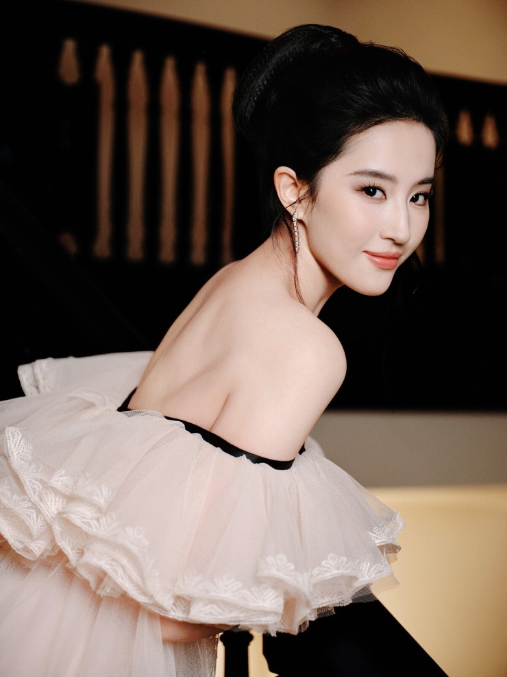 Diệc Phi diện váy choàng. Video: Weibo/Liu Yifei Fanpage