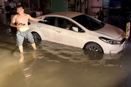 Triều cường dâng cao lúc rạng sáng, hàng loạt ô tô ở TP.HCM chìm trong biển nước