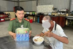 Người đàn ông đi lạc gần 800 km được công an hỗ trợ về nhà