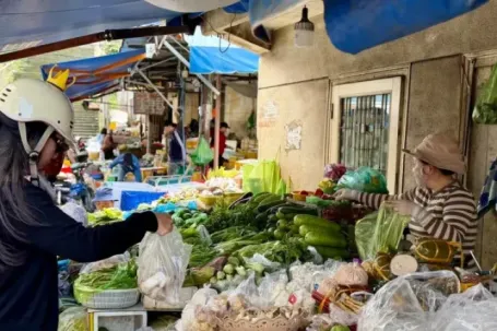 'Bỏng tay' với giá rau sau mưa ngập