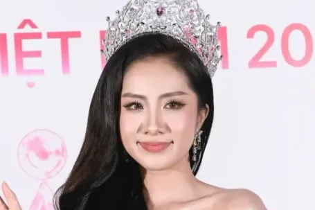 Đương kim hoa hậu Hà Trúc Linh rạng ngời trên thảm đỏ chung khảo