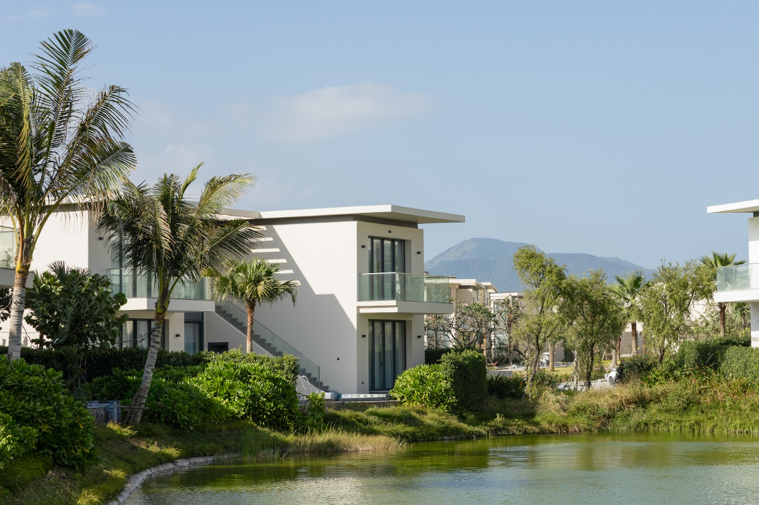 Khu vực villa xanh mát yên tĩnh. Ảnh: Meliá Serenity Cam Ranh