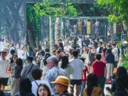 Người Hà Nội đổ về trải nghiệm cầu cạn, 'đường hầm thị giác' bên hồ Hoàn Kiếm