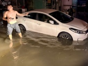 Triều cường dâng cao lúc rạng sáng, hàng loạt ô tô ở TP.HCM chìm trong biển nước