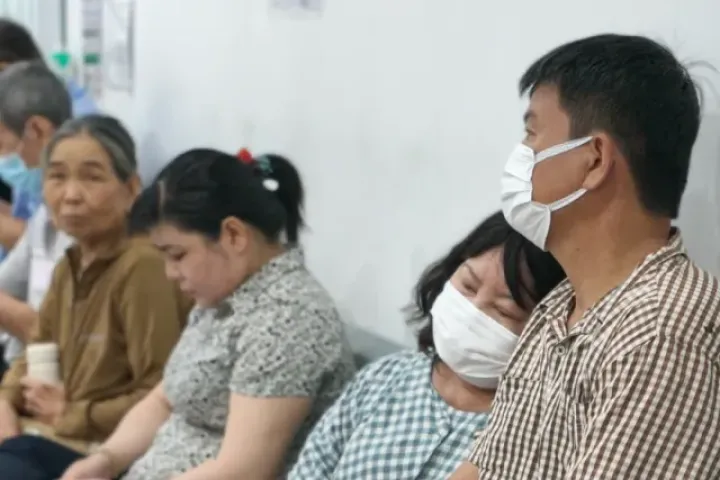Bệnh nhân ung thư vạ vật chờ từ sáng đến khuya để xạ trị